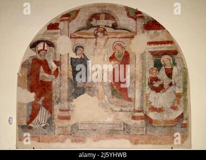 Crocifissione con la Vergine ,S.Giovanni Evangelista,un santo vescovo e Madonna col Bambino in trono - affresco - pittore emiliano della fine del XIV Stockfoto