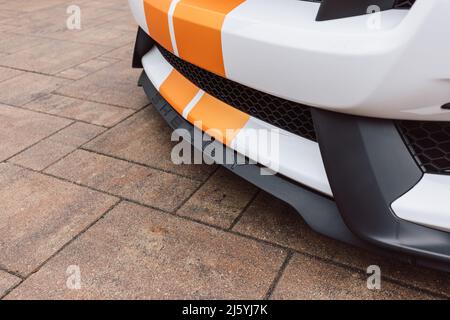 Slowenien, Ljubljana - März 24 2022: Weißer Ford Mustang Shelby GT350 mit orangefarbenen Streifen Stockfoto