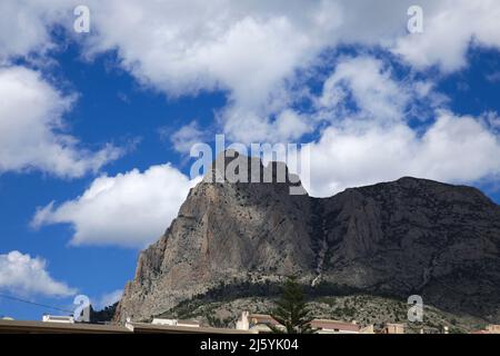 Schöne Aussicht auf den Puig Campana Berg in Finestrat Stadt Stockfoto