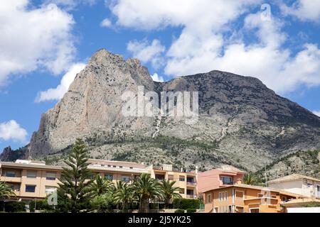 Schöne Aussicht auf den Puig Campana Berg in Finestrat Stadt Stockfoto