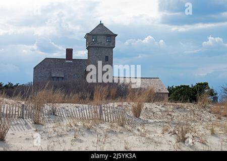 Altes Holzgebäude in Sandy Hook, New Jersey, das die Rettungsstation für die Strände der Gegend -02 beherbergt Stockfoto