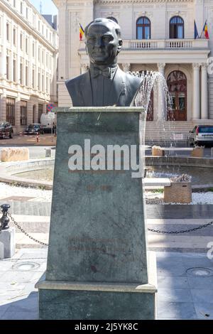 BUKAREST, RUMÄNIEN - 17. AUGUST 2021: Die Büste von Mustafa Kemal Atatürk vor dem Odeon-Theater in der Innenstadt (Altstadt) der Stadt Bukarest, Rumänien Stockfoto