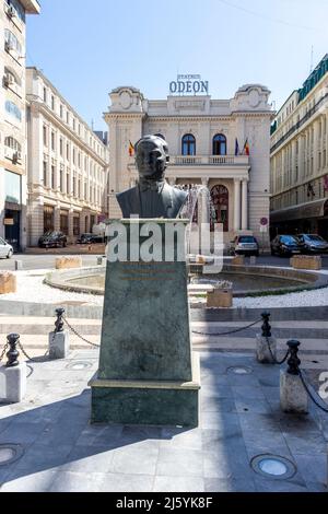 BUKAREST, RUMÄNIEN - 17. AUGUST 2021: Die Büste von Mustafa Kemal Atatürk vor dem Odeon-Theater in der Innenstadt (Altstadt) der Stadt Bukarest, Rumänien Stockfoto