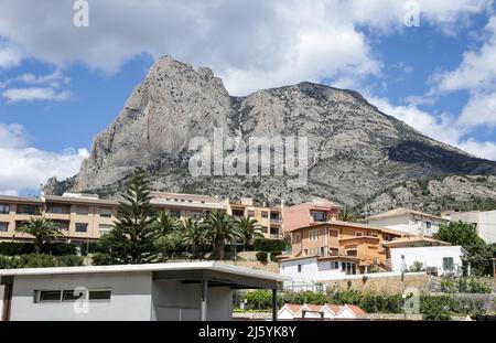 Schöne Aussicht auf den Puig Campana Berg in Finestrat Stadt Stockfoto