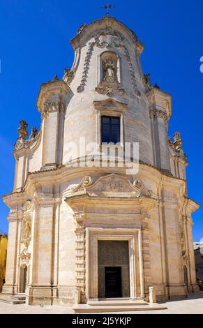 Kirche des Fegefeuers (18.. Jahrhundert) in Mdera. Das Portal und die konvexe Fassade sind mit Dekorationen über Tod und ewiges Leben geschmückt. Mdera, Basilikata, Stockfoto