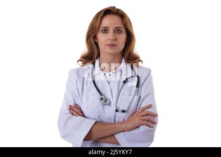 Medizin, Gesundheitswesen, Wohltätigkeit und Menschen Konzept - Ärztin mit Stethoskop stehend mit gekreuzten Armen auf weißem Hintergrund, isoliert. Stockfoto