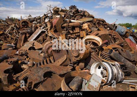 Stapel aus sortierten, verrosteten Teilen und Teilen aus Ifelmetall auf einem Altmetall-Recyclinghof. Stockfoto