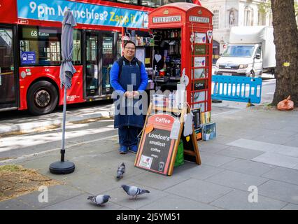 London, Großbritannien. 26. April 2022. Londons kleinstes Café, das Kaffee aus einer roten Telefonbox mit K6/7-Anschluss serviert. Die rote Telefonbox ist ein Wahrzeichen Großbritanniens, entworfen von Sir Giles Gilbert Scott und ist ein Familienbild auf den Straßen Londons sowie auf Bermuda, Malta und Gibraltar. Kredit: Mark Thomas/Alamy Live Nachrichten Stockfoto