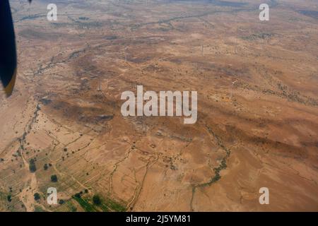 Blick auf die wunderschöne Landschaft der Thar-Wüste aus einem Flugzeug, Rajasthan, Indien. Die Propeller und Thar wüsten im Rahmen. Spiel von Sonnenlicht und Klo Stockfoto