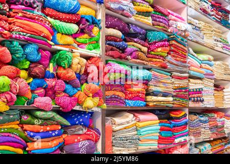 Schöne bunte indische Sarees werden zum Verkauf auf dem Marktplatz, Jaisalmer, Indien, ausgestellt. Stockfoto