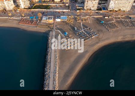 Strandblick auf das Zentrum von Fuengirola, Andalusien Stockfoto