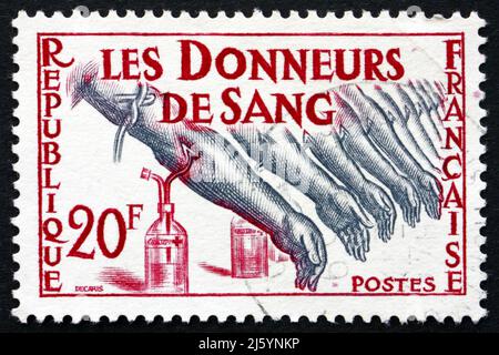 FRANKREICH - UM 1959: Eine in Frankreich gedruckte Marke zeigt Blutspender, um 1959 Stockfoto