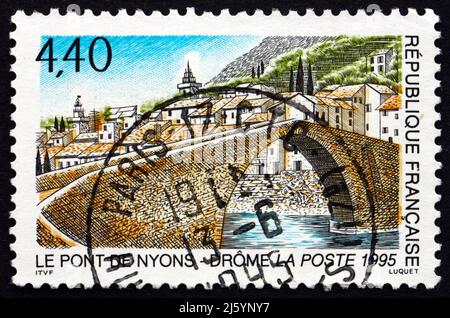 FRANKREICH - UM 1995: Eine in Frankreich gedruckte Briefmarke zeigt Nyons Bridge, Drome, um 1995 Stockfoto