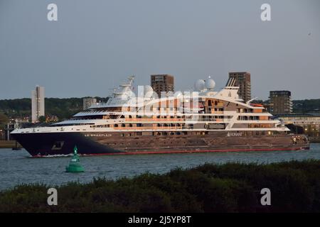 Ponant Cruises Schiff Le Champlain macht sich in der Abenddämmerung auf den Weg die Themse entlang, nachdem er einen Hafenanruf nach London bezahlt hat Stockfoto