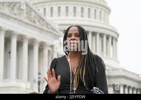 26 26. April 2022 2022, Washington, District of Columbia, USA: DIE US-Kongressabgeordnete STACEY PLASKETT (D-VI-01) gibt heute auf einer Pressekonferenz im House Triangle/Capitol Hill in Washington DC, USA, das Gesetz zur Schwarzen Innovation bekannt. (Bild: © Lenin Nolly/ZUMA Press Wire) Stockfoto