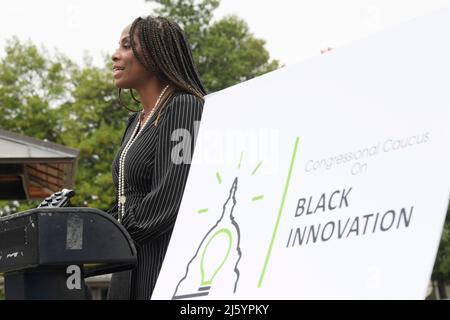 26 26. April 2022 2022, Washington, District of Columbia, USA: DIE US-Kongressabgeordnete STACEY PLASKETT (D-VI-01) gibt heute auf einer Pressekonferenz im House Triangle/Capitol Hill in Washington DC, USA, das Gesetz zur Schwarzen Innovation bekannt. (Bild: © Lenin Nolly/ZUMA Press Wire) Stockfoto