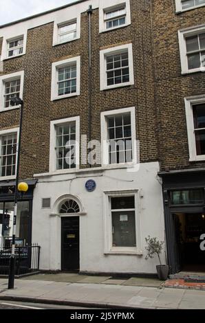 London, Großbritannien - 21. März 2022: Ehemaliges Wohnhaus des jungen Charles Dickens in der Cleveland Street, Fitzrovia, Central London. Der berühmte Autor lebte darin Stockfoto