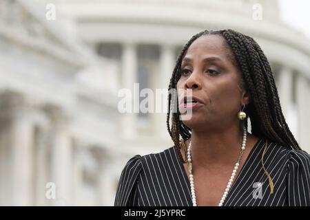 26 26. April 2022 2022, Washington, District of Columbia, USA: DIE US-Kongressabgeordnete STACEY PLASKETT (D-VI-01) gibt heute auf einer Pressekonferenz im House Triangle/Capitol Hill in Washington DC, USA, das Gesetz zur Schwarzen Innovation bekannt. (Bild: © Lenin Nolly/ZUMA Press Wire) Stockfoto