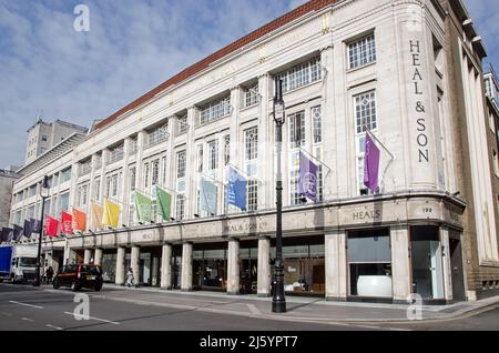 London, Großbritannien - 21. März 2022: Blick auf das berühmte Heals Möbelgeschäft an der Tottenham Court Road in Camden, Central London an einem sonnigen Frühlingsnachmittag. Stockfoto