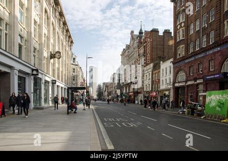 London, Großbritannien - 21. März 2022: Blick nach Süden zum Center Point Wolkenkratzer im Zentrum von London an einem sonnigen Frühlingsnachmittag. Stockfoto