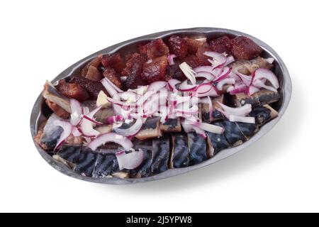 Metallschale mit gehacktem gesalzenem Fisch und Kaviar Stockfoto