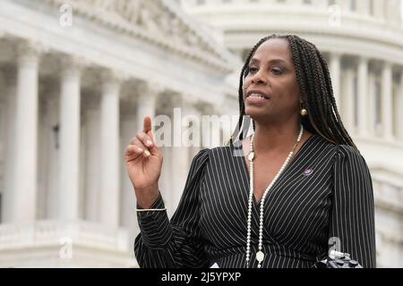 26 26. April 2022 2022, Washington, District of Columbia, USA: DIE US-Kongressabgeordnete STACEY PLASKETT (D-VI-01) gibt heute auf einer Pressekonferenz im House Triangle/Capitol Hill in Washington DC, USA, das Gesetz zur Schwarzen Innovation bekannt. (Bild: © Lenin Nolly/ZUMA Press Wire) Stockfoto