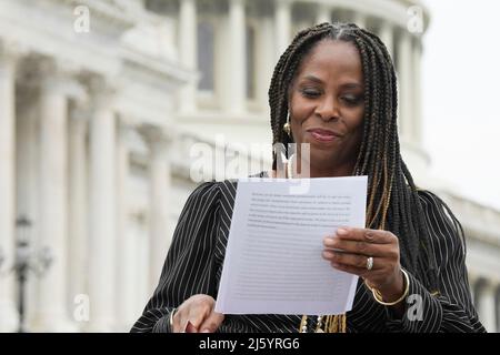 26 26. April 2022 2022, Washington, District of Columbia, USA: DIE US-Kongressabgeordnete STACEY PLASKETT (D-VI-01) gibt heute auf einer Pressekonferenz im House Triangle/Capitol Hill in Washington DC, USA, das Gesetz zur Schwarzen Innovation bekannt. (Bild: © Lenin Nolly/ZUMA Press Wire) Stockfoto