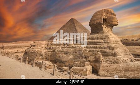 Die Sphinx und die Pyramiden bei Sonnenuntergang, schöne Aussicht, Giza, Ägypten Stockfoto