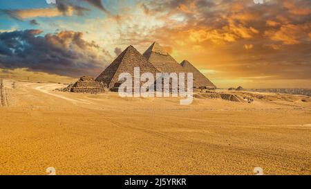 Berühmte Pyramiden von Gizeh in Ägypten, schönes Sonnenuntergangsfoto in Gizeh, Kairo Stockfoto