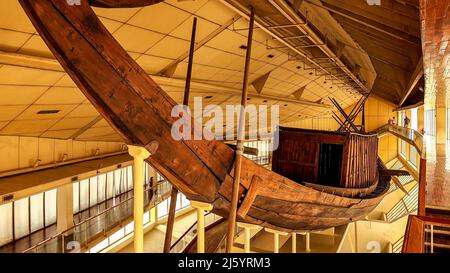 Das Khufu-Schiff „Boot der Sonne“ ist ein intaktes Schiff in voller Größe aus dem alten Ägypten am Fuße der Großen Pyramide von Gizeh. Stockfoto