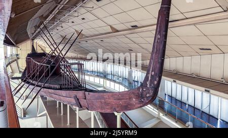 Das Khufu-Schiff „Boot der Sonne“ ist ein intaktes Schiff in voller Größe aus dem alten Ägypten am Fuße der Großen Pyramide von Gizeh. Stockfoto