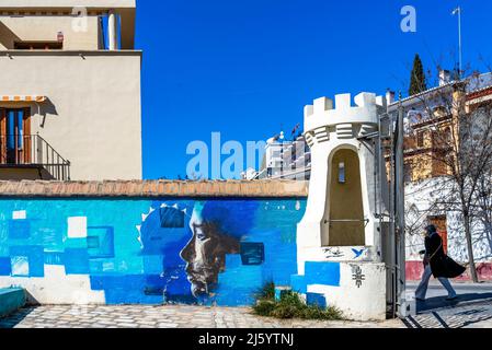 Wandbild mit Kopfprofil eines jungen Menschen. Parque de las Palmas, Granada, Spanien, Europa. Wall Street Art im Viertel Realejo Stockfoto