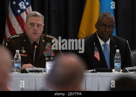 Ramstein-Miesenbach, Deutschland. 26. April 2022. Der US-Verteidigungsminister Lloyd Austin und der Vorsitzende des Joint Chiefs Mark Milley, verließen die Organisation während der NATO-Beratenden Gruppe für die Verteidigung der Ukraine auf dem Luftwaffenstützpunkt Ramstein am 26. April 2022 in Ramstein-Miesenbach, Deutschland. Kredit: SSGT. Megan Beatty/DOD Foto/Alamy Live News Stockfoto