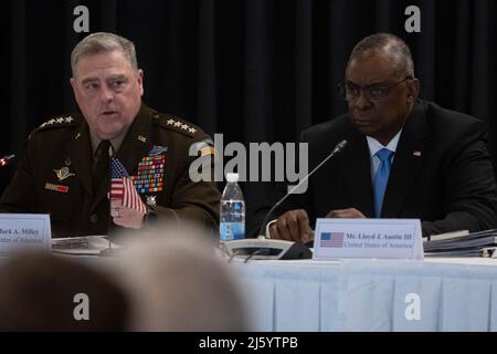 Ramstein-Miesenbach, Deutschland. 26. April 2022. Der US-Verteidigungsminister Lloyd Austin und der Vorsitzende des Joint Chiefs Mark Milley, verließen die Organisation während der NATO-Beratenden Gruppe für die Verteidigung der Ukraine auf dem Luftwaffenstützpunkt Ramstein am 26. April 2022 in Ramstein-Miesenbach, Deutschland. Kredit: Chad J. McNeeley/DOD Foto/Alamy Live Nachrichten Stockfoto