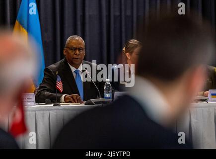 Ramstein-Miesenbach, Deutschland. 26. April 2022. US-Verteidigungsminister Lloyd Austin, Mitte, während der NATO Ukraine Defense Consultative Group auf dem Luftwaffenstützpunkt Ramstein, 26. April 2022 in Ramstein-Miesenbach, Deutschland. Kredit: SSGT. Megan Beatty/DOD Foto/Alamy Live News Stockfoto