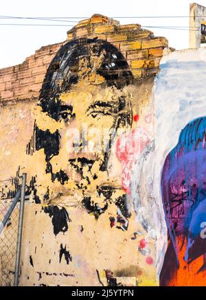 Verwittertes Wandbild mit dem Gesicht der jungen Frau an der Wand im Parque de las Palmas, Granada, Spanien, Europa Stockfoto