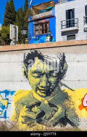 Wandbild mit einem Jungen, der seine Hände zusammenlegt und nach unten blickt. Parque de las Palmas, Granada, Spanien, Europa Stockfoto