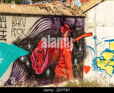 Wandgemälde mit einem Mann, der eine große Rose trägt, signiert von Ben Pesk an der Wand im Parque de las Palmas, Granada, Spanien, Europa Stockfoto