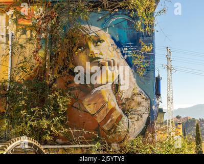 Bunte Wandgemälde an den Wänden des Hauses, Calle Parrilla. Träumendes Mädchen Wandbild. Wall Street Art im Barrio Realejo, Granada Spanien Stockfoto