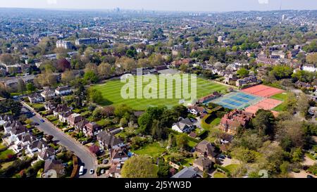 Luftaufnahme des Beckenham Cricket Club, aufgenommen vom Beckenham Place Park. Stockfoto