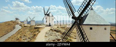 Luftaufnahme, Drohne aus der Sicht berühmte Windmühlen in der Stadt Consuegra, Symbol von Castilla-La Mancha, Windmühlen auf Hügeln gegen den bewölkten Himmel. Stockfoto