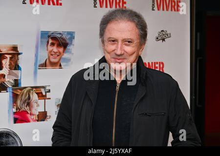 Frankreich. 25. April 2022. Michel Drucker bei der Vorschau des Dokumentarfilms über Claude Lelouch: Tourner pour vivre, am 25. April 2022 im Kino des Cineastes in Paris, Frankreich. (Foto: Lionel Urman/Sipa USA) Quelle: SIPA USA/Alamy Live News Stockfoto