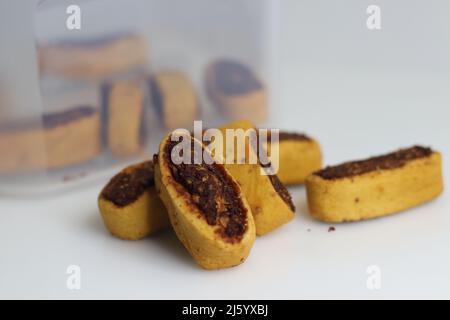 Bakarwadi oder Bhakharwadi ist ein beliebter Snack von Maharashtra und Gujarat. Ein frittierter Snack in Form von Nadelrädern aus verschiedenen Mehlen, gefüllt mit einem Ta Stockfoto