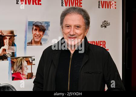 Frankreich. 25. April 2022. Michel Drucker bei der Vorschau des Dokumentarfilms über Claude Lelouch: Tourner pour vivre, am 25. April 2022 im Kino des Cineastes in Paris, Frankreich. (Foto: Lionel Urman/Sipa USA) Quelle: SIPA USA/Alamy Live News Stockfoto
