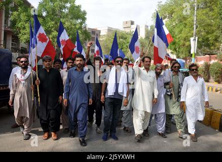 Hyderabad, Pakistan, 26. April 2022. Aktivisten der Partei Sindh Taraqi Pasand (GfbV) veranstalten am Dienstag, dem 26. April 2022, im Presseclub Hyderabad eine Protestdemonstration gegen die hohe Handlbarkeit der Polizei. Stockfoto