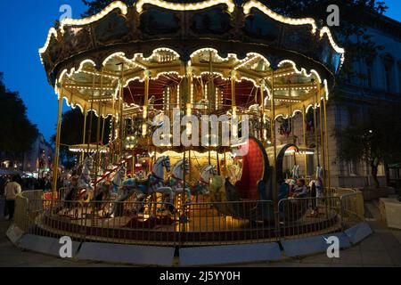 Karussell in Avignon bei Nacht Stockfoto