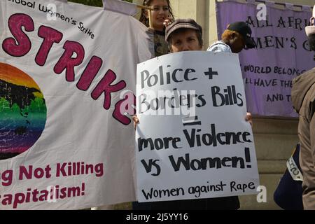 London, Großbritannien. 26. April 2022. Eine Protesterin hält während der Demonstration ein Plakat, auf dem sie ihre Meinung zum Ausdruck bringt. Demonstranten versammelten sich vor dem Oberhaus im Alten Palasthof, um gegen die Gesetzesvorlage für Staatsbürgerschaft und Grenzen und Polizeirechnungen zu demonstrieren. (Foto von Thomas Krych/SOPA Images/Sipa USA) Quelle: SIPA USA/Alamy Live News Stockfoto