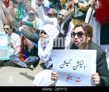 Hyderabad, Pakistan, 26. April 2022. Die Führer und Aktivisten von Tehreek-e-Insaf (PTI) veranstalten am Dienstag, dem 26. April 2022, eine Protestdemonstration für die Forderung nach vorgezogenen Wahlen vor dem Büro der pakistanischen Provinzwahlkommission im Stadtteil Saddar in Karachi. Stockfoto