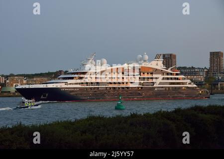 Ponant Cruises Schiff Le Champlain macht sich in der Abenddämmerung auf den Weg die Themse entlang, nachdem er einen Hafenanruf nach London bezahlt hat Stockfoto