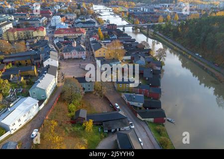 Blick von der Höhe des Stadtzentrums von Porvoo an einem Oktobertag. Finnland Stockfoto